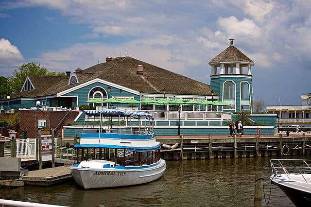 Dock and Dine: 6 Restaurants to Visit Via Boat in Alexandria, Virginia